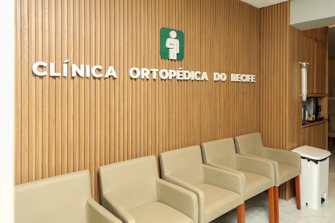 Sala de espera com a marca da clínica